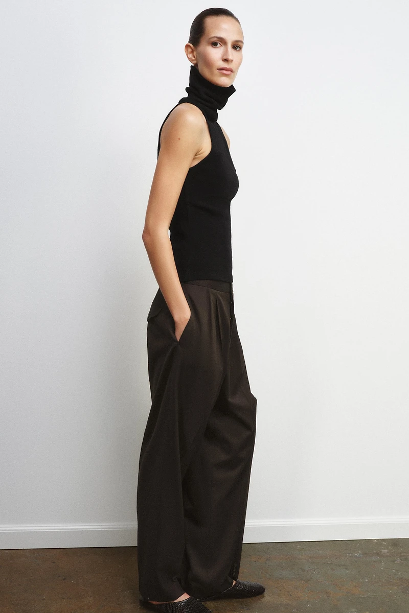 HIGH NECK SLEEVELESS TOP