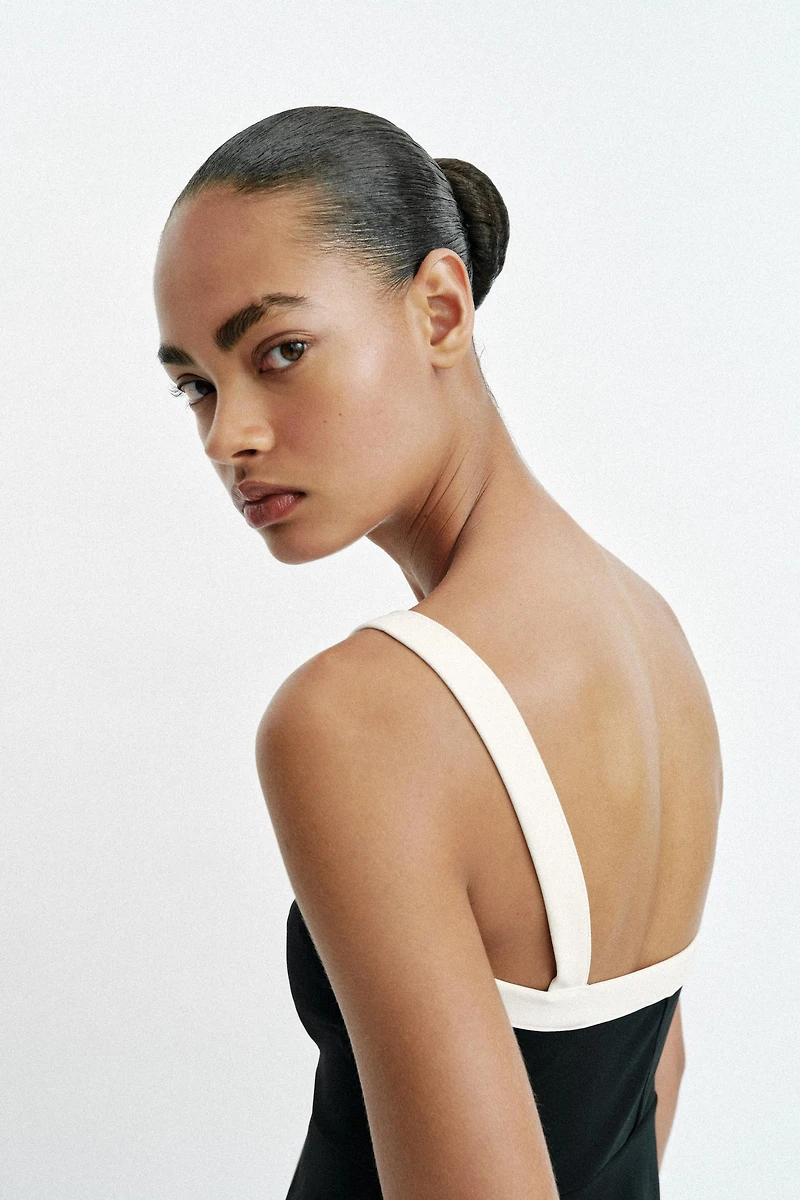 CONTRAST BUTTON TOP