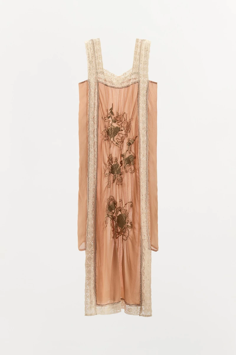 ROBE STRUCTURÉE BRODERIES DENTELLE