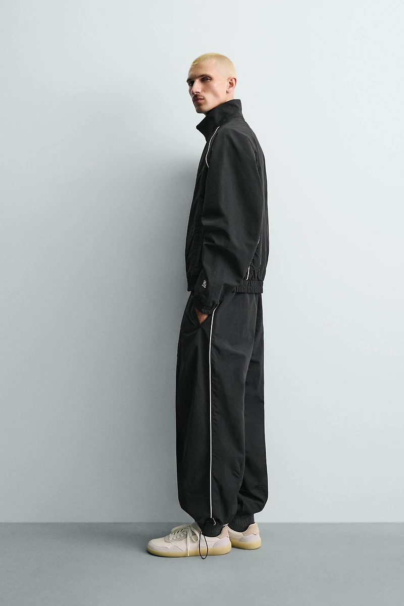 PANTALON JOGGER TECHNIQUE À BANDES CONTRASTE