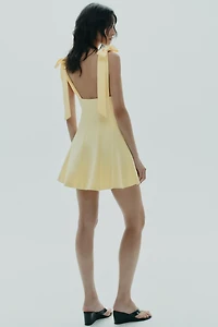 ROBE COURTE EN MATIÈRES VARIÉES À LACETS