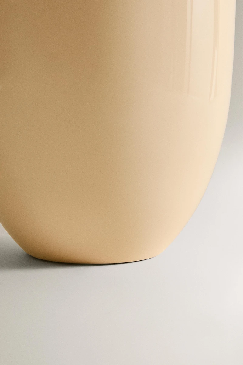 LACQUERED VESSEL I COLIN KING