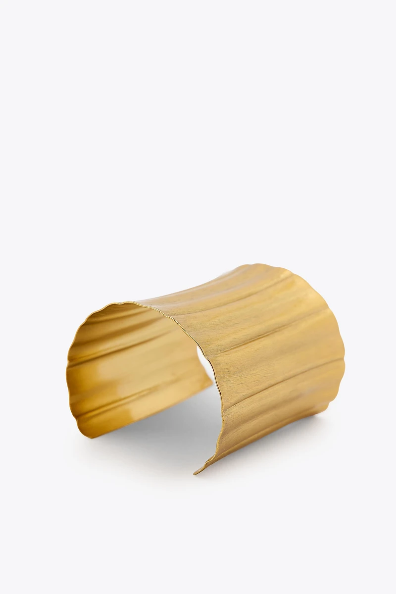 EMBOSSED METAL BRACELET