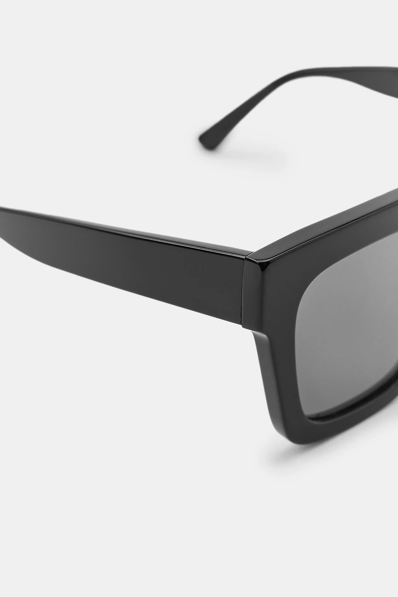 LUNETTES DE SOLEIL CARRÉES