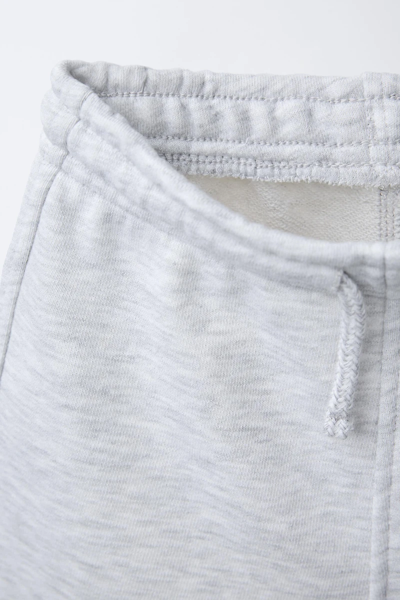 ENSEMBLE DE JOGGING T-SHIRT À INSCRIPTION ET BERMUDA CHINÉ