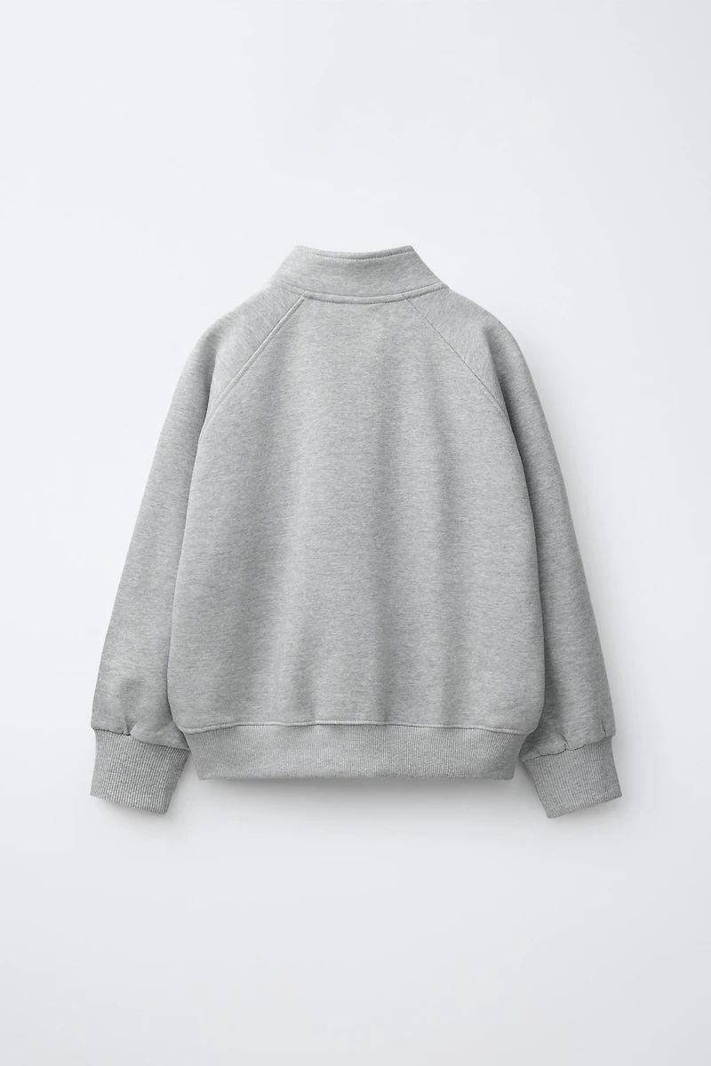 SWEAT UNI À ÉTIQUETTE