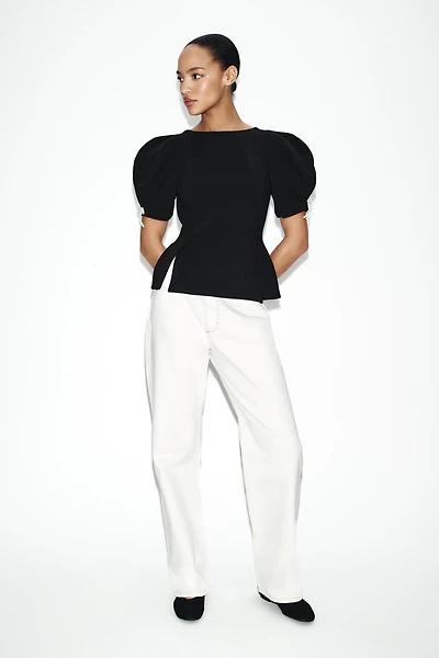 TOP MANCHES BOUFFANTES AVEC PERLES ET LACETS