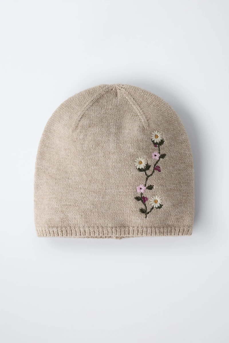 BONNET EN MAILLE À FLEURS BRODÉES