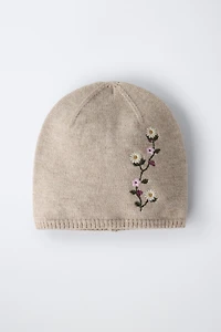 BONNET EN MAILLE À FLEURS BRODÉES
