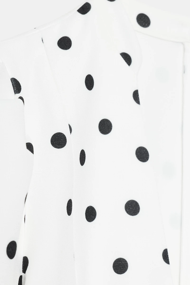 ROBE COURTE À MANCHES BOUFFANTES