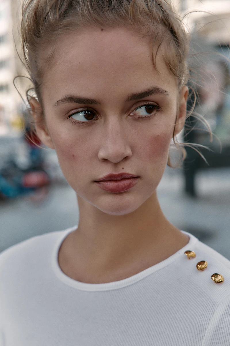 RIBBED BUTTON T-SHIRT