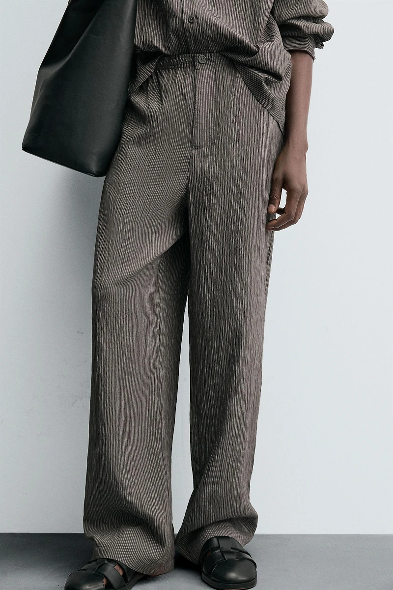 PANTALON FLUIDE À RAYURES ET EFFET FROISSÉ