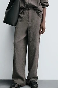 PANTALON FLUIDE À RAYURES ET EFFET FROISSÉ