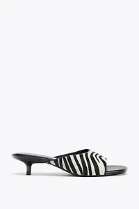 MULES À TALONS KITTEN HEELS EN CUIR AVEC IMPRIMÉ ANIMALIER