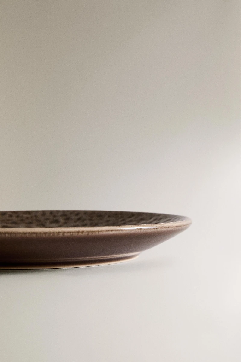 DESSERT PLATE WITH RAISED DESIGN
