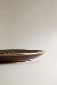 DESSERT PLATE WITH RAISED DESIGN