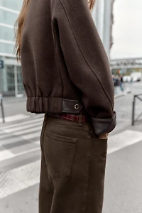 VESTE DOUCE AVEC FINITIONS EN MATIÈRE SYNTHÉTIQUE