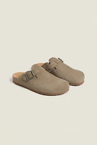 LEATHER CLOGS WITH BUCKLE
