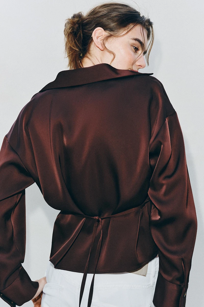 BLOUSE SATINÉE AVEC CEINTURE