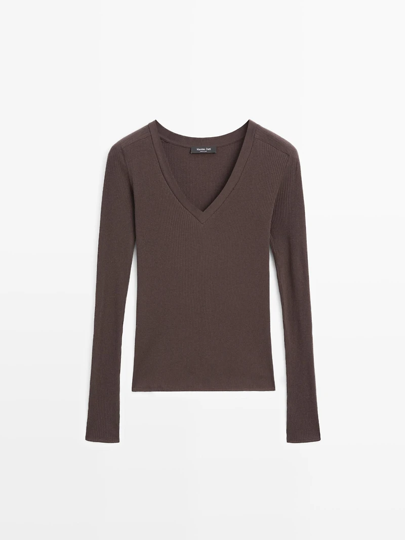 Ribbed V-neck T-shirt with long sleeves