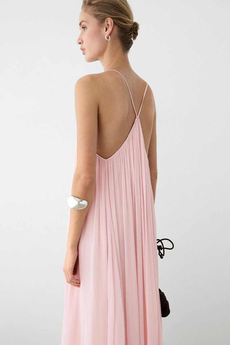 Robe fluide à fines bretelles et plis