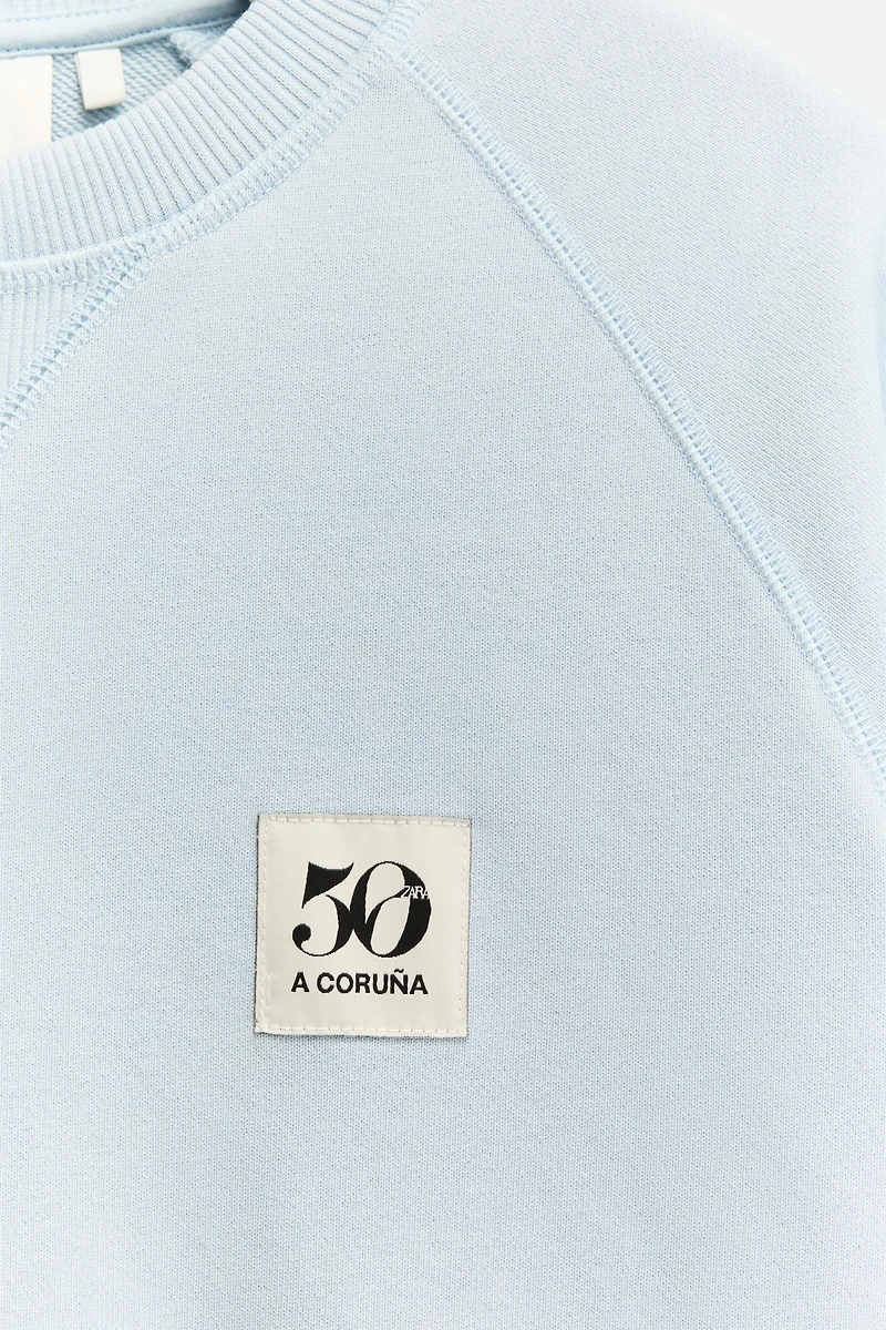 50TH ANNIVERSARY PATCH CREW NECK SWEATSHIRT