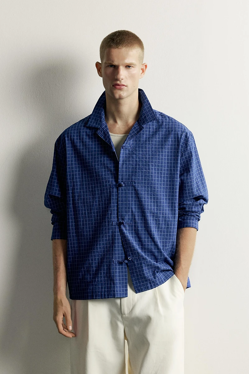 CHEMISE À CARREAUX ET FERMETURE BRANDEBOURGS