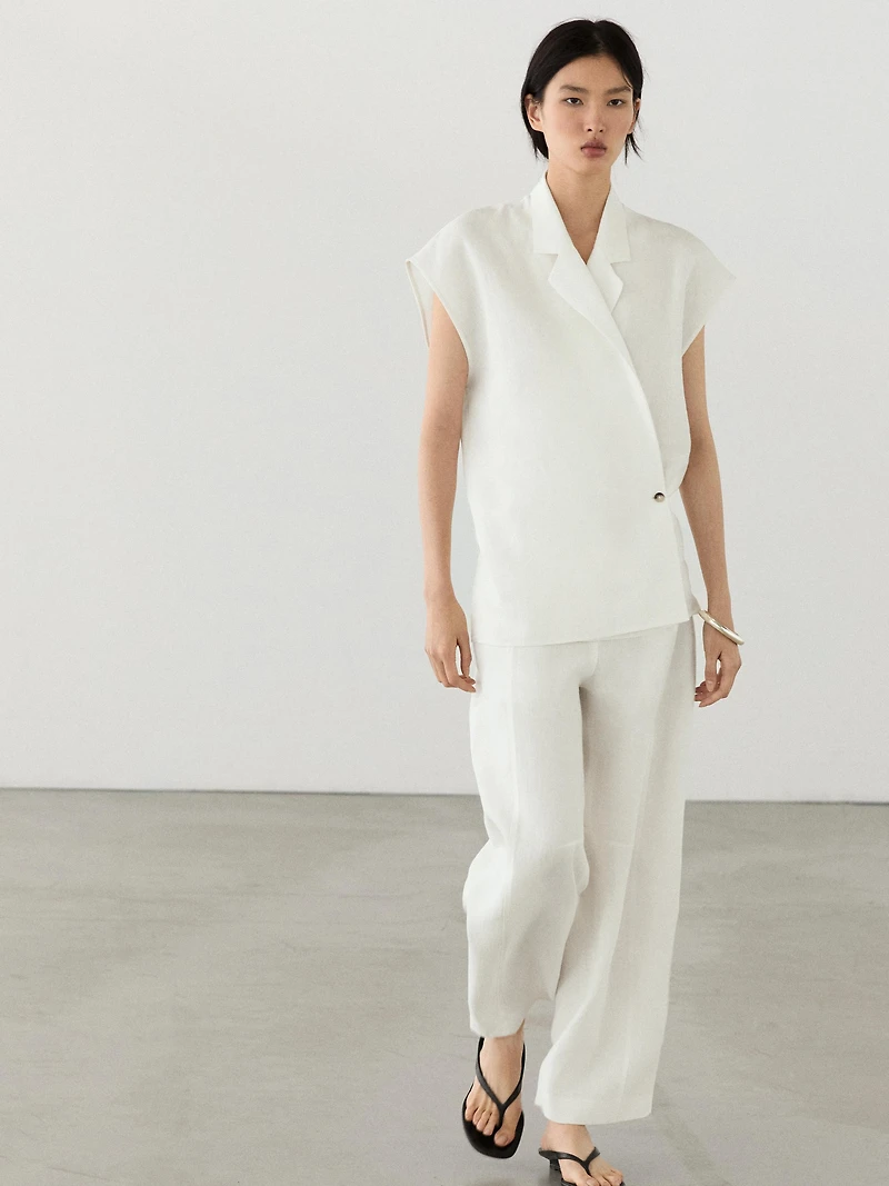 Linen waistcoat with buttons
