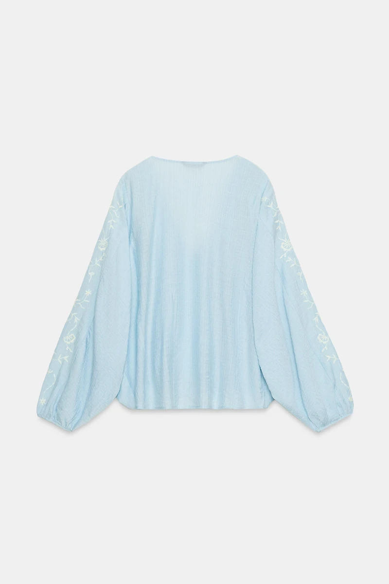 BLOUSE BRODERIES CONTRASTANTES