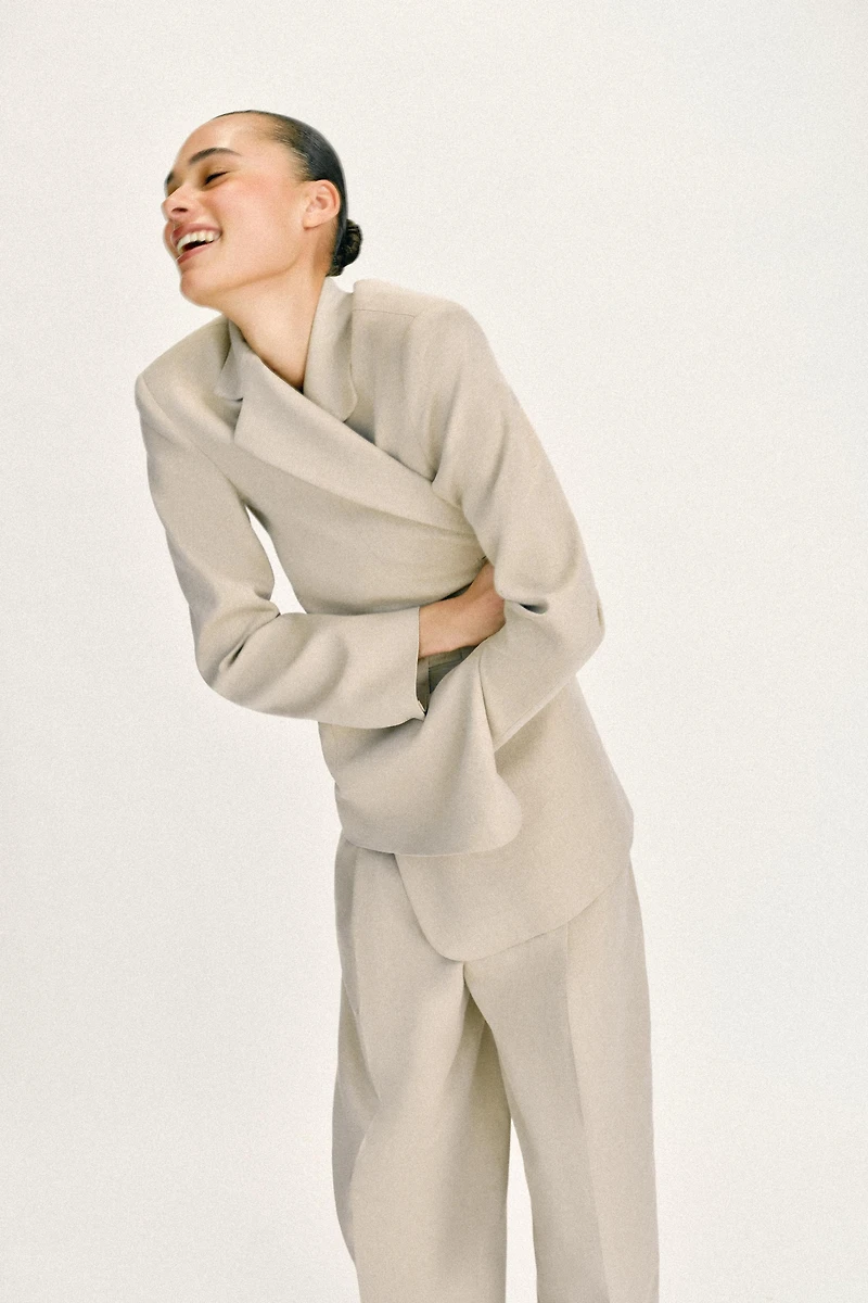 STRAIGHT CUT BLAZER WITH SHOULDER PADS AND TWO BUTTONS