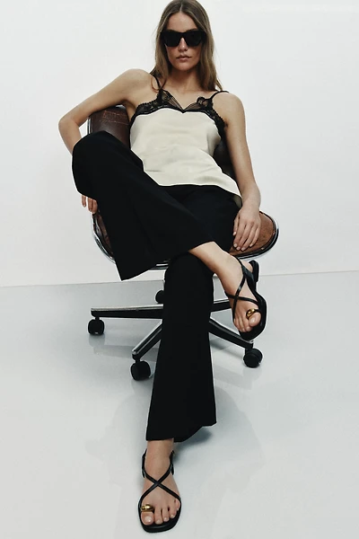 FLAT SANDALS WITH METALLIC DETAIL