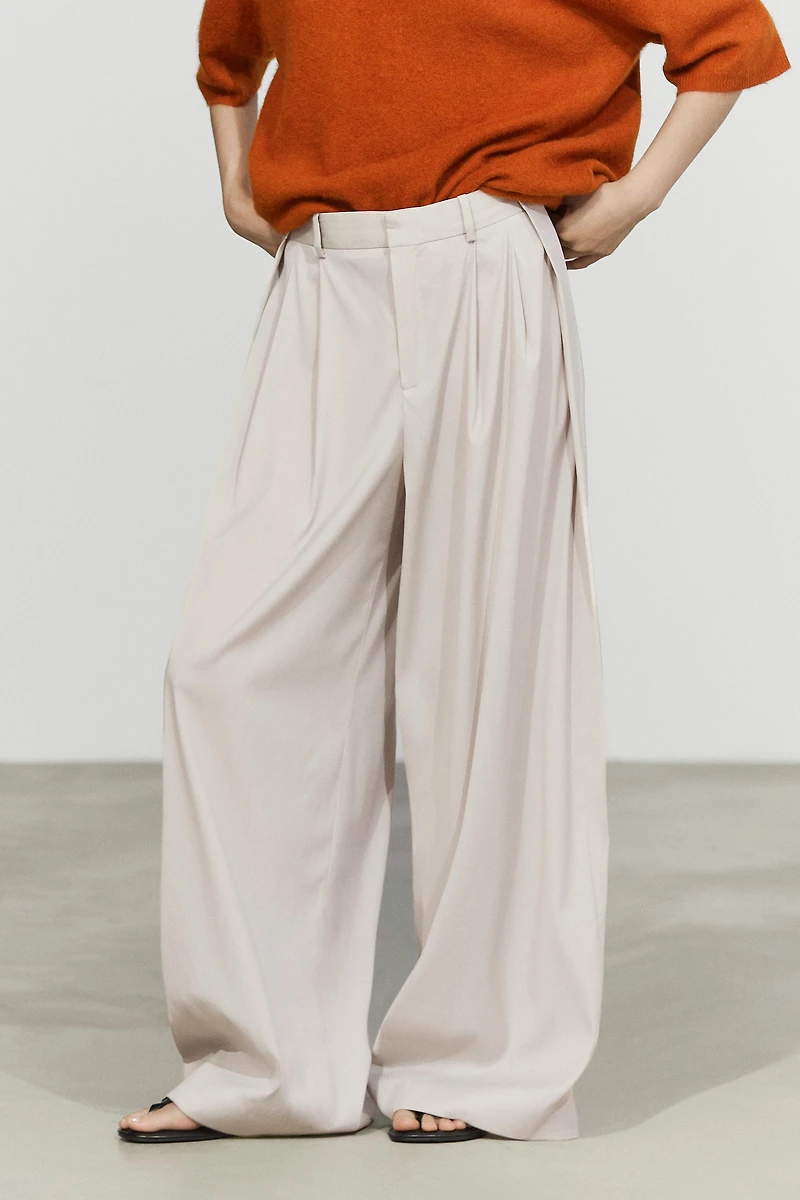 Pantalon en laine mélangée à pinces et boutons