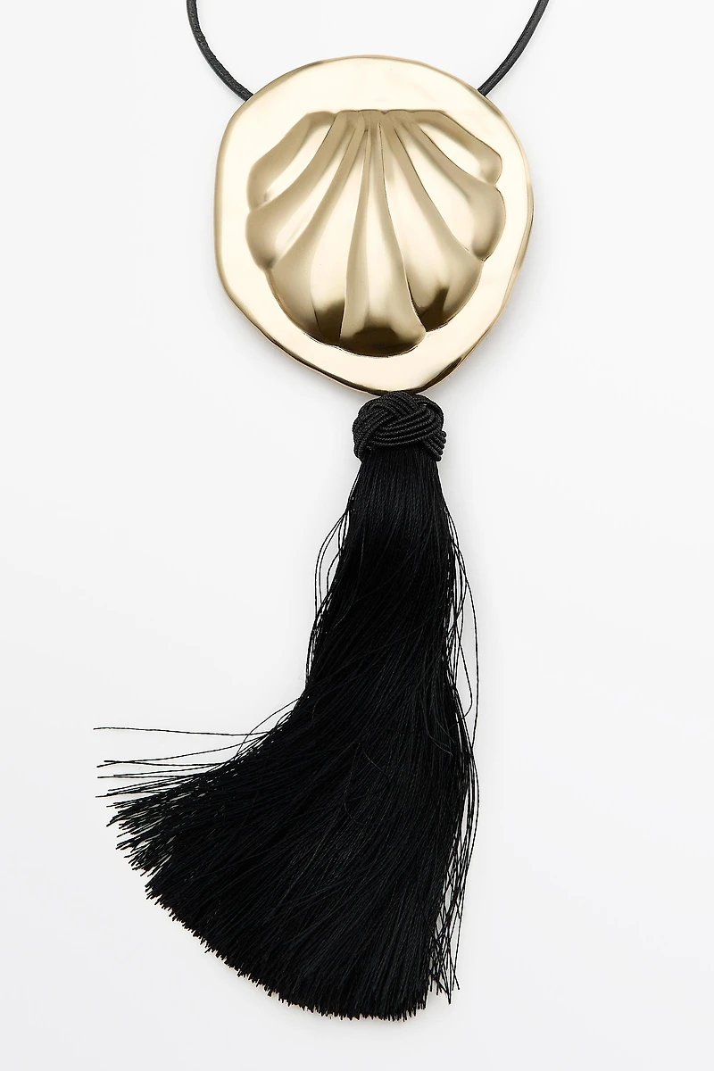 Collier avec pendentif coquillage et pompon