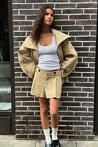 PLEATED SHORTS WITH BUTTONS