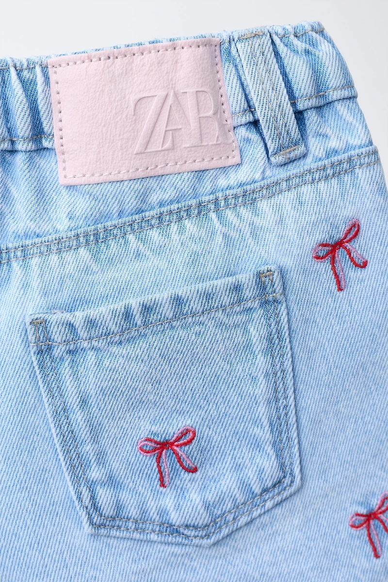 BERMUDA EN JEAN MOM FIT AVEC LACETS BRODÉS