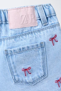 BERMUDA EN JEAN MOM FIT AVEC LACETS BRODÉS