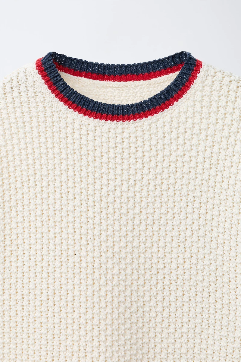 T-SHIRT EN MAILLE STRUCTURÉE À COL CONTRASTE