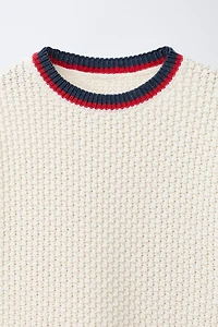 T-SHIRT EN MAILLE STRUCTURÉE À COL CONTRASTE