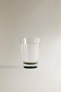 RAISED GLASS TUMBLER WITH A COLORED BASE