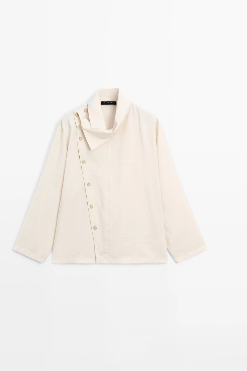Flowing shirt with asymmetric buttons