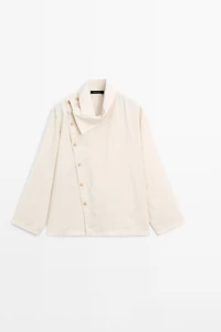 Flowing shirt with asymmetric buttons