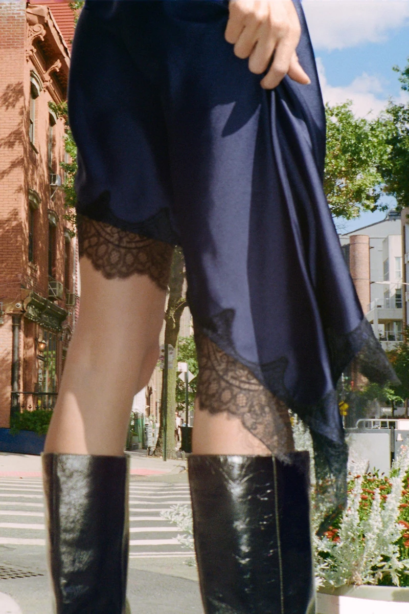 ROBE SATINÉE ASYMÉTRIQUE DENTELLE