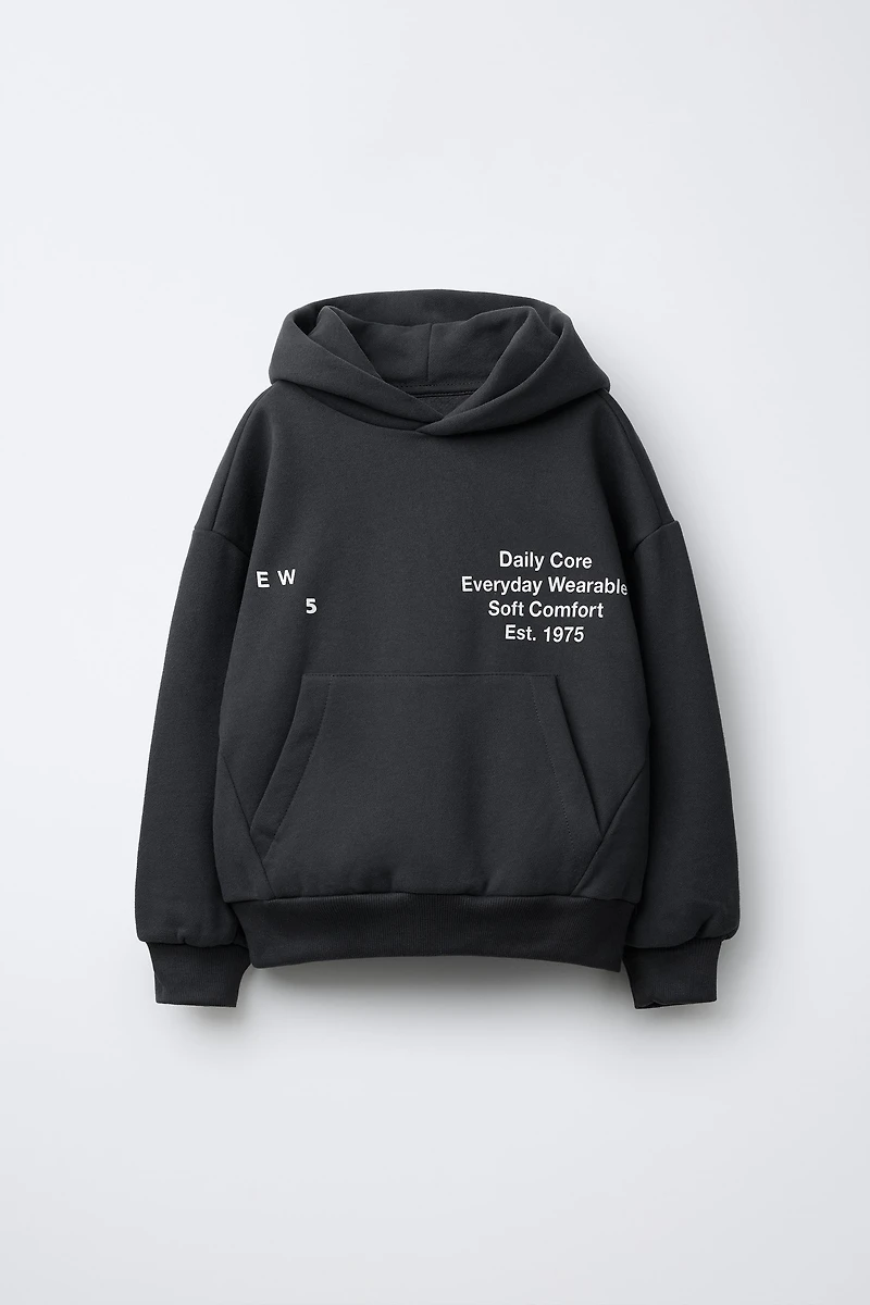 SWEAT À CAPUCHE AVEC INSCRIPTIONS