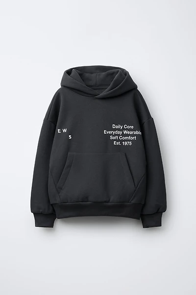 SWEAT À CAPUCHE AVEC INSCRIPTIONS