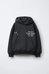 SWEAT À CAPUCHE AVEC INSCRIPTIONS