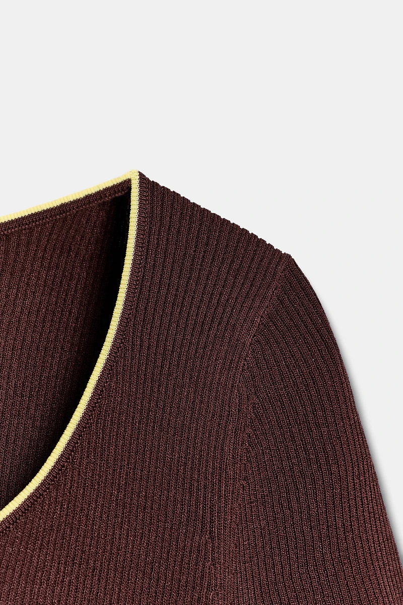 CONTRAST SHORT-SLEEVE TOP