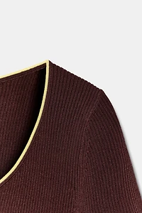 CONTRAST SHORT-SLEEVE TOP