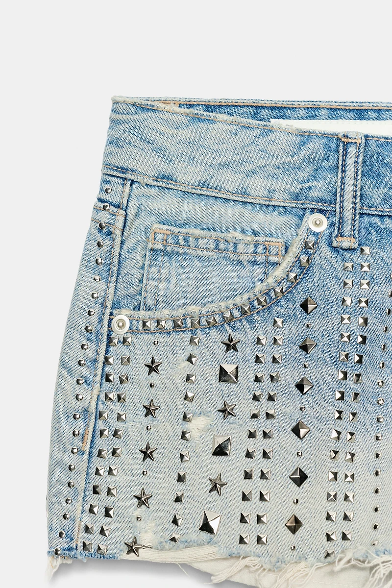SHORT TRF EN DENIM TAILLE MI-HAUTE AVEC CLOUS ET DÉCHIRURES