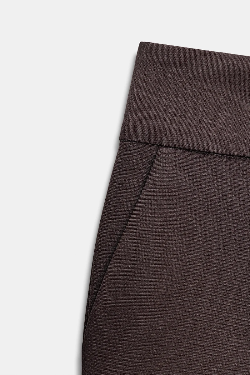 MINI-SHORT EN MATIÈRE SYNTHÉTIQUE