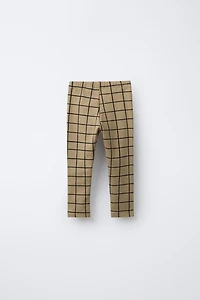 LEGGING À CARREAUX ET ÉTIQUETTE